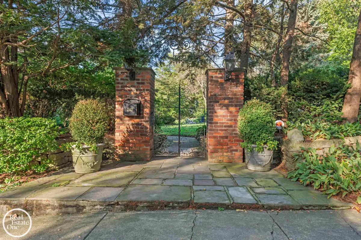 242 Lewiston RD, Grosse Pointe Farms, MI 48236 - #1