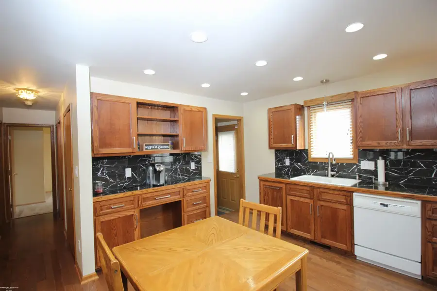 22218 E 12 Mile RD, Saint Clair Shores, MI 48081 - #3