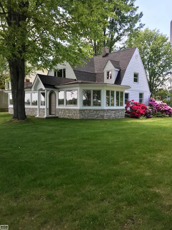 206 Edgewater DR, Algonac, MI 48001
