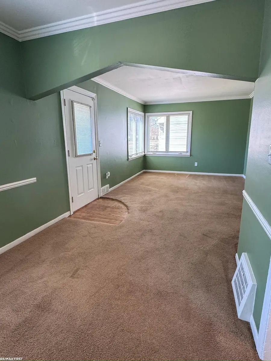 19389 Roscommon ST, Harper Woods, MI 48225 - #3