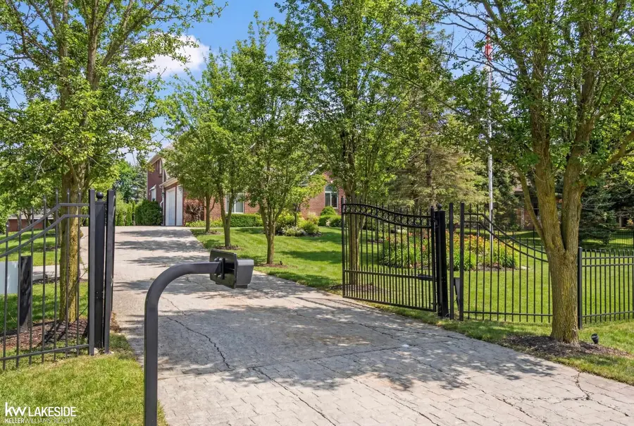 6120 Evanswood ST, Troy, MI 48085 - #2