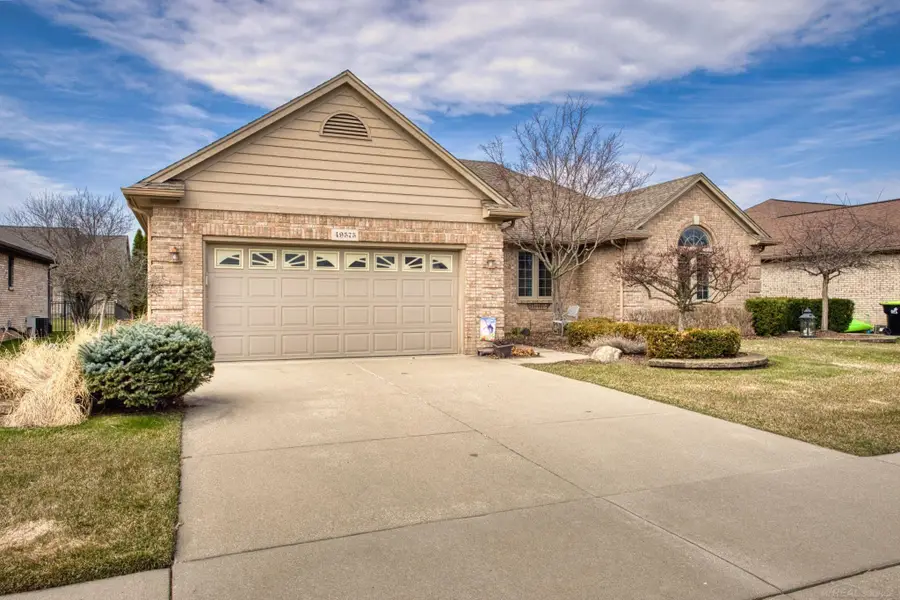49575 Willowood DR, Macomb, MI 48044 - #2