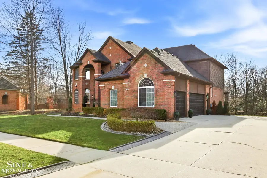 55045 Whitney DR, Shelby, MI 48315 - #2