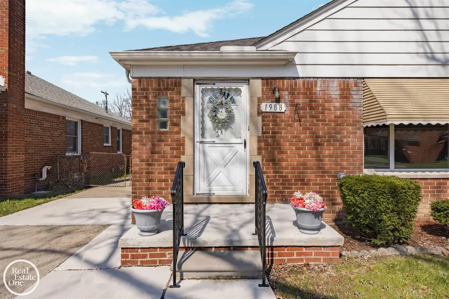 1988 Hollywood AVE, Grosse Pointe Woods, MI 48236 - #2