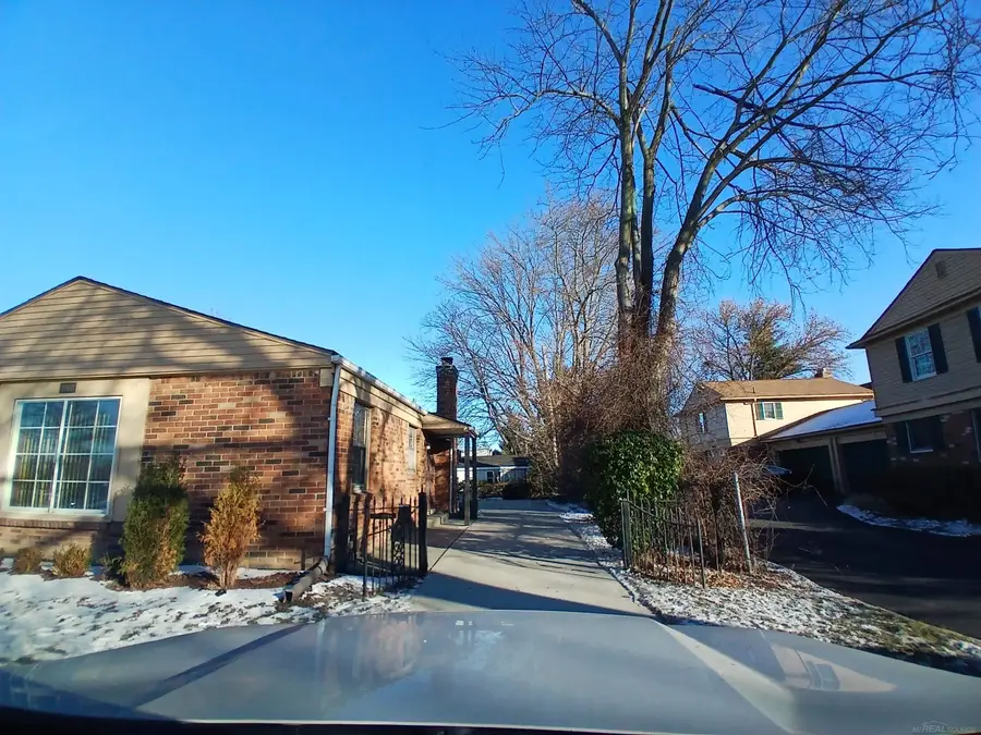 1000 Vernier RD, Grosse Pointe Woods, MI 48236 - #2