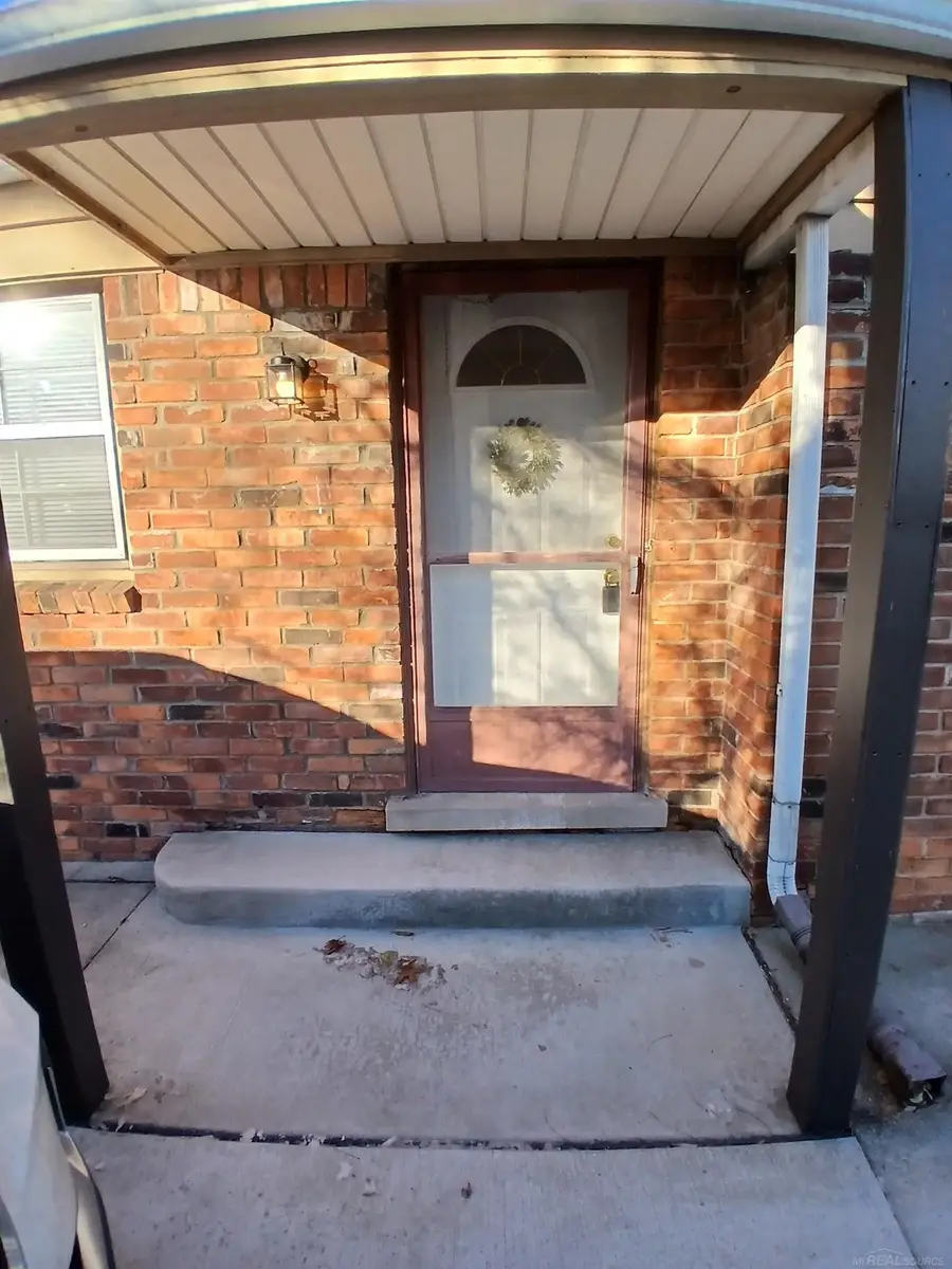 1000 Vernier RD, Grosse Pointe Woods, MI 48236 - #3