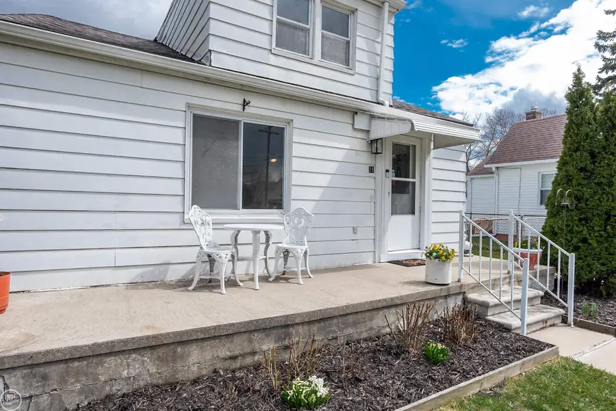 21 Logan ST, Mount Clemens, MI 48043 - #3
