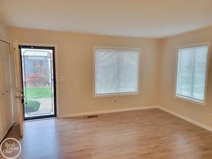 17118 Kingsbrooke DR, Clinton, MI 48038 - #3