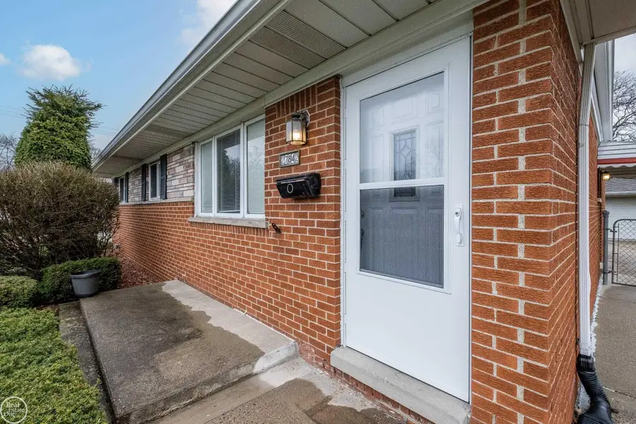 27842 Adler DR, Warren, MI 48088 - #2