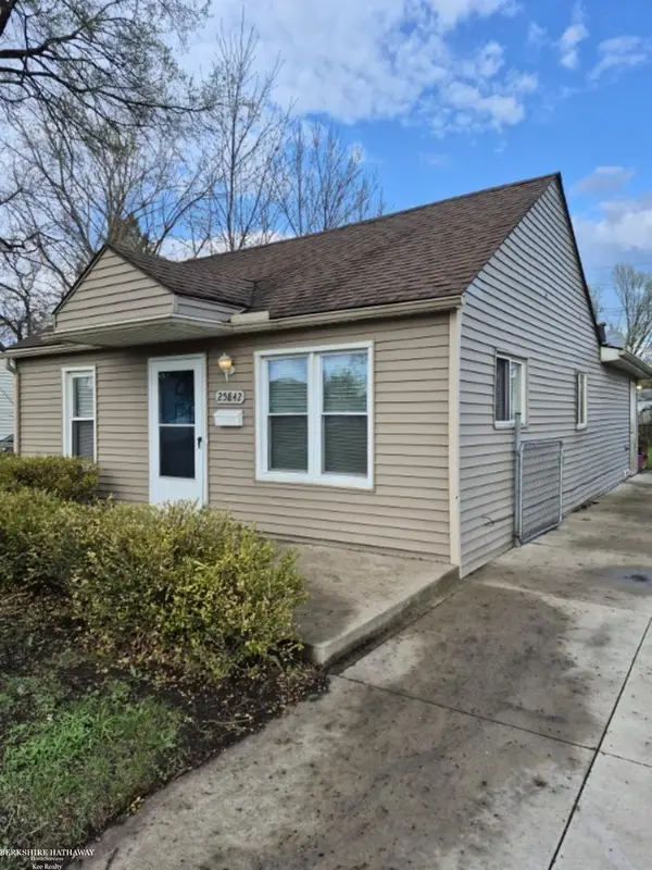 25842 Leach ST, Roseville, MI 48066