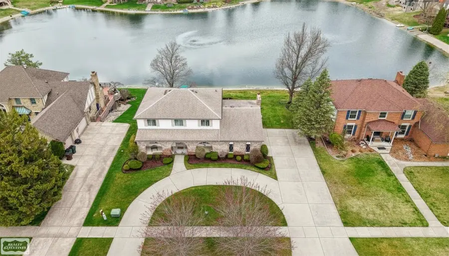 11851 Hiawatha DR, Shelby, MI 48315 - #3