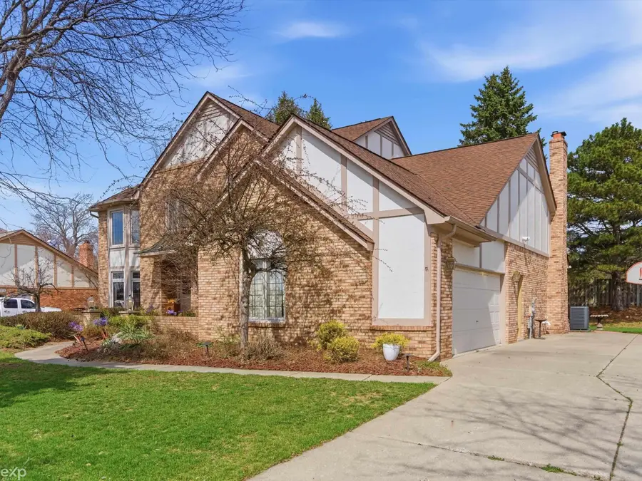 48290 Lakeland DR, Shelby, MI 48317 - #2