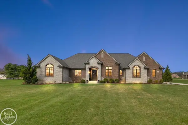 69211 Meadowbrook LN, Bruce, MI 48065