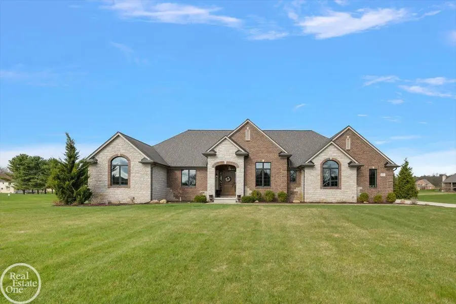 69211 Meadowbrook LN, Bruce, MI 48065 - #2