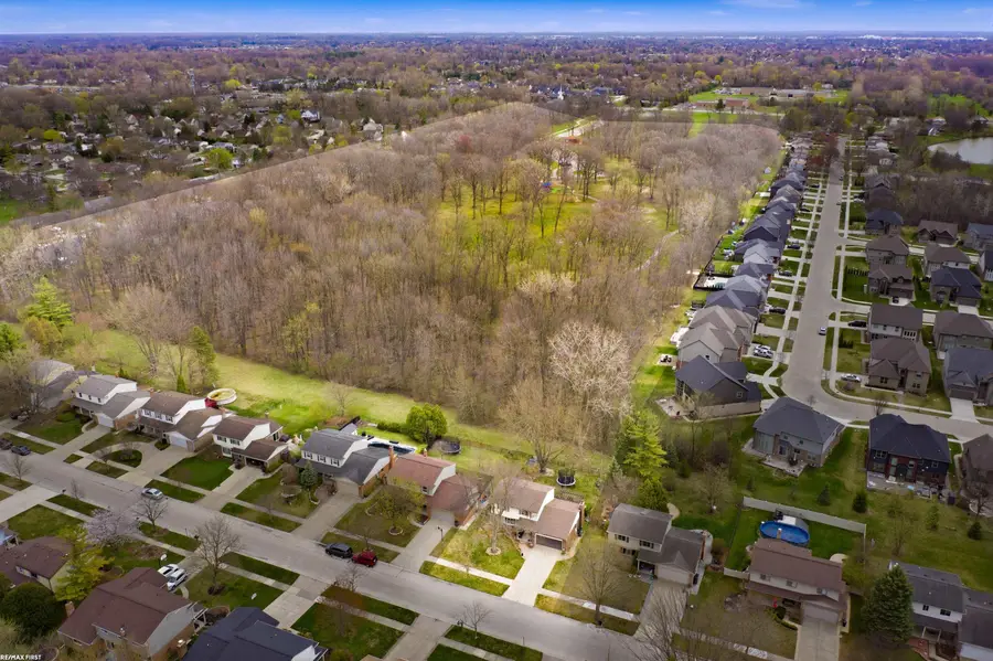 3586 Kings Point DR, Troy, MI 48083 - #2