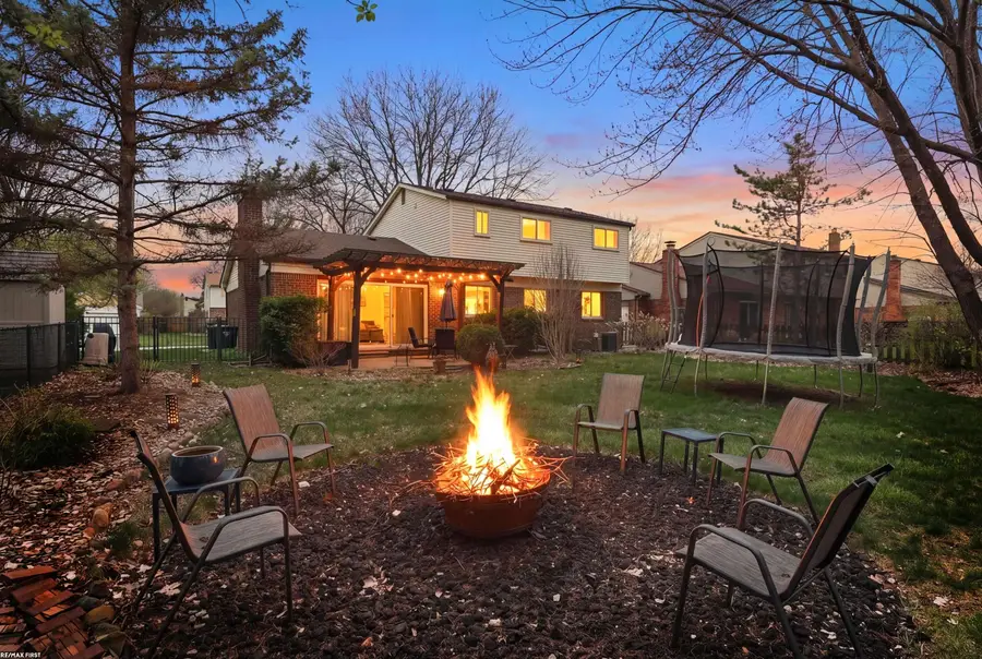 3586 Kings Point DR, Troy, MI 48083 - #3