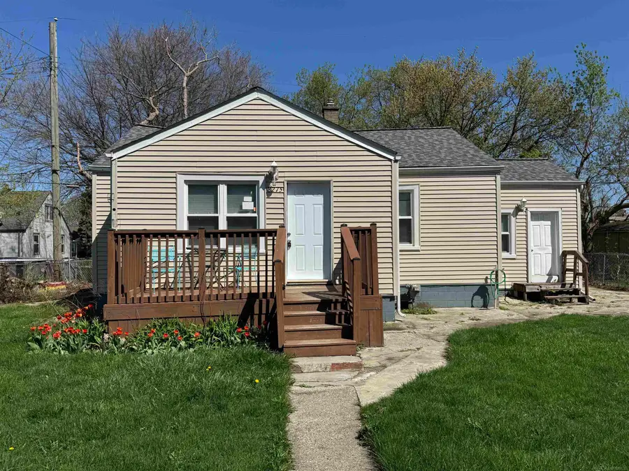 8275 Essex ST, Warren, MI 48089 - #2