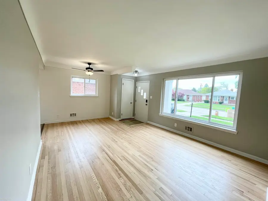 19054 Lister ST, Eastpointe, MI 48021 - #3