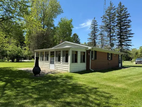 5806 N Lakeshore RD, Palms, MI 48465