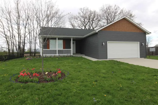 8696 Gilmour LN, Freeland, MI 48623