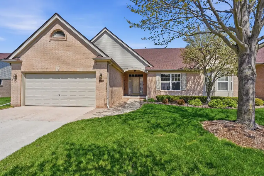 17233 Pond DR, Clinton, MI 48038 - #2