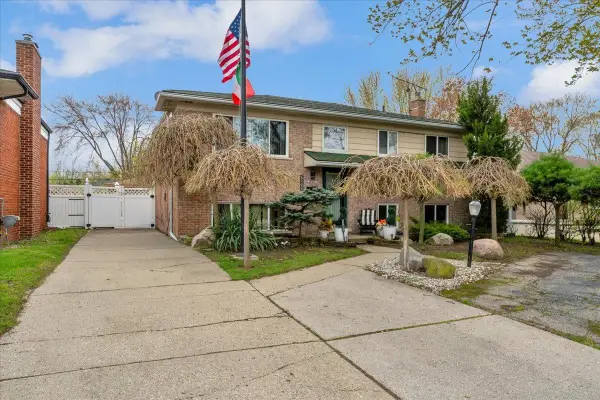 22606 E 12 Mile RD, StClairShores, MI 48081