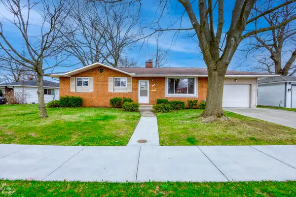 704 Briarwood LN, Fenton, MI 48430