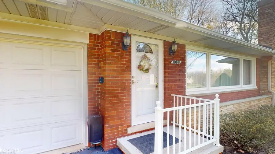 1331 Fieldway DR, Bloomfield, MI 48302 - #3