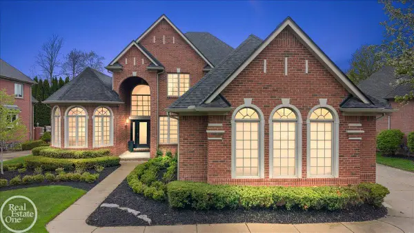 57409 Stonebriar DR, Washington, MI 48094