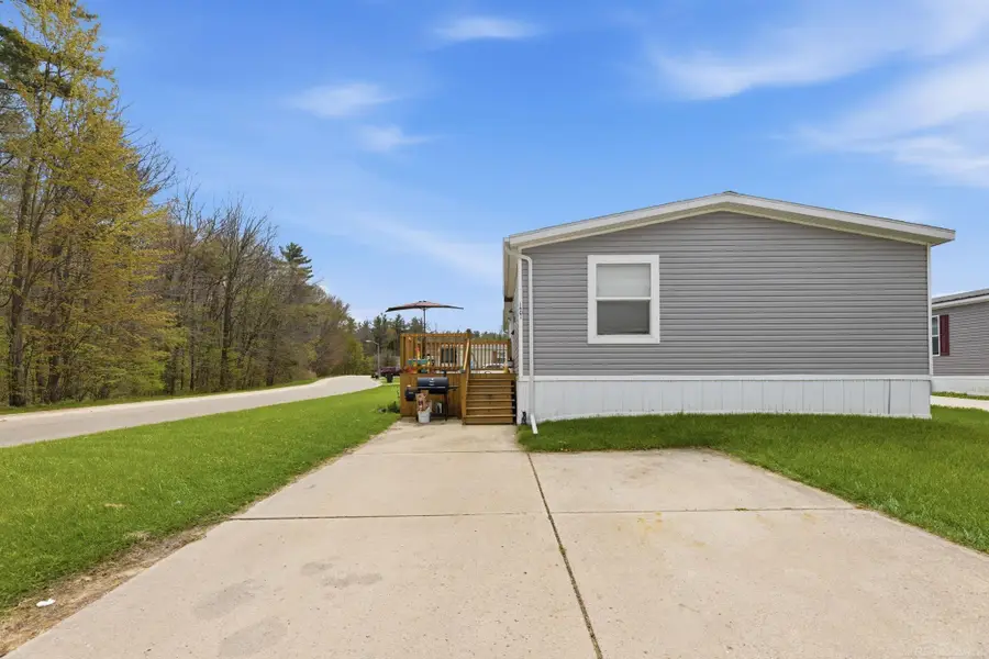 1401 Juniper CT, Columbus, MI 48063 - #3