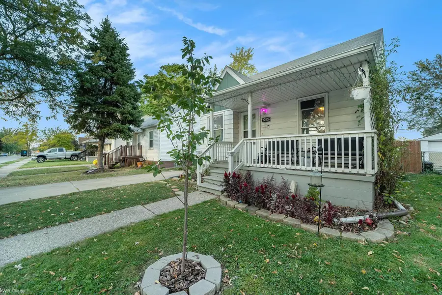 22076 Tuscany AVE, Eastpointe, MI 48021 - #2