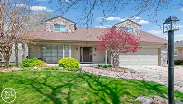 812 Moorland DR, GrossePointeWoods, MI 48236