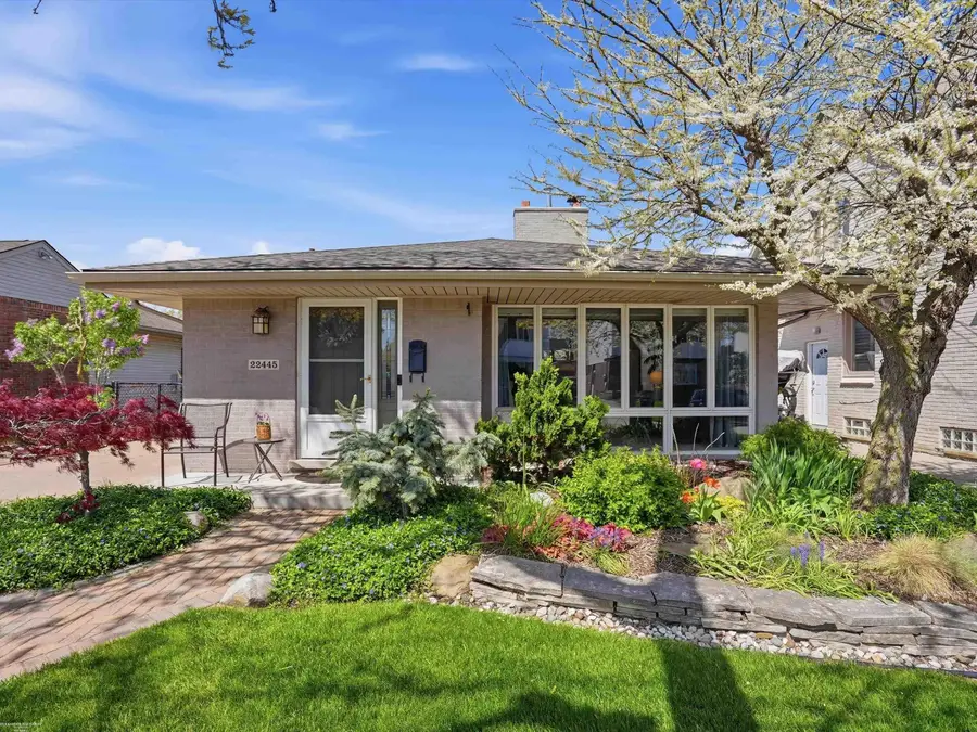 22445 Lange ST, Saint Clair Shores, MI 48080 - #2