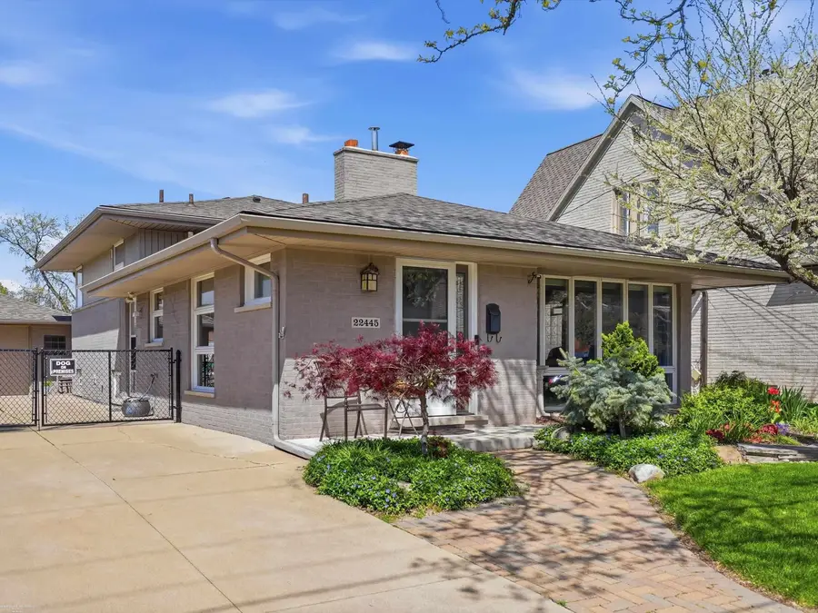 22445 Lange ST, Saint Clair Shores, MI 48080 - #3