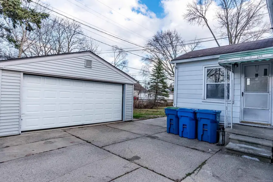 23742 Stewart AVE, Warren, MI 48089 - #2