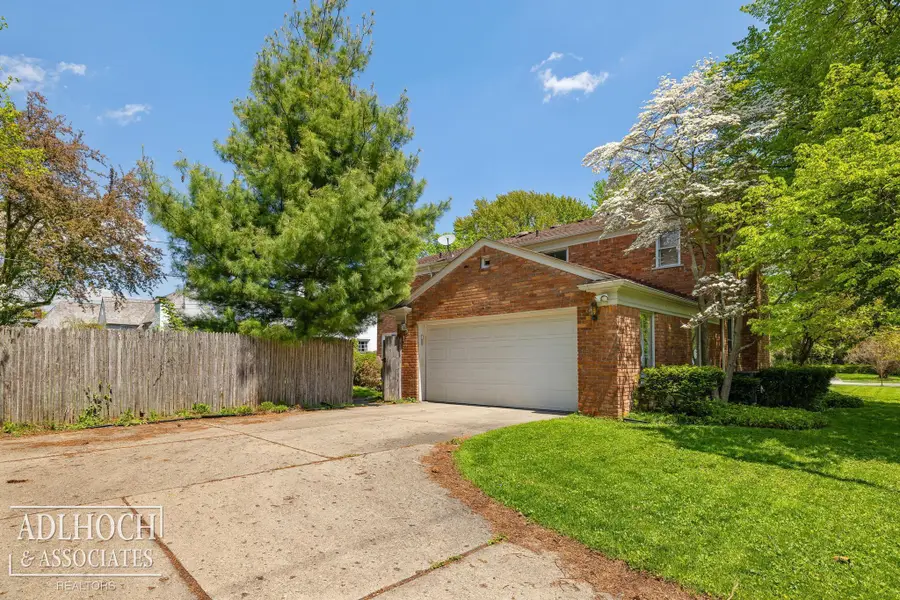 393 Lakeland ST, Grosse Pointe, MI 48230 - #2