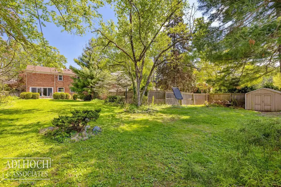 393 Lakeland ST, Grosse Pointe, MI 48230 - #3