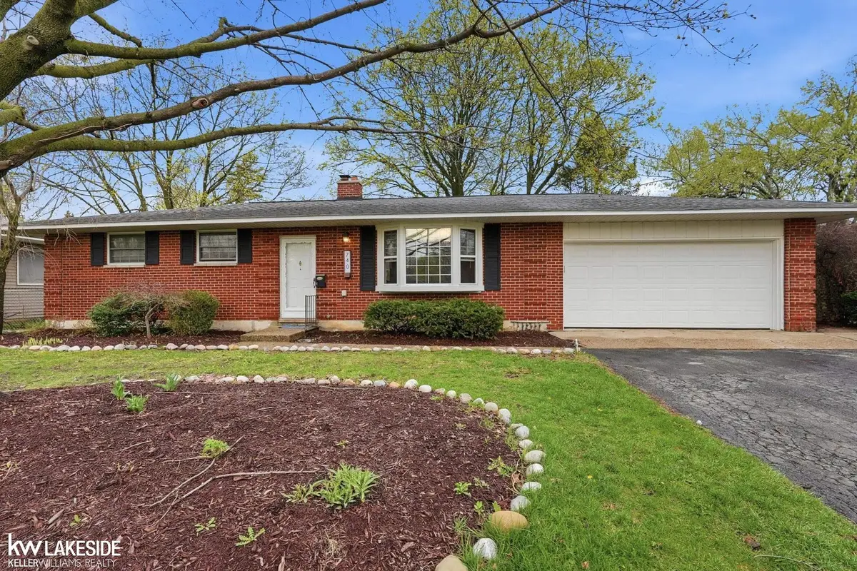 740 Robbinann DR, Waterford, MI 48328 - #1