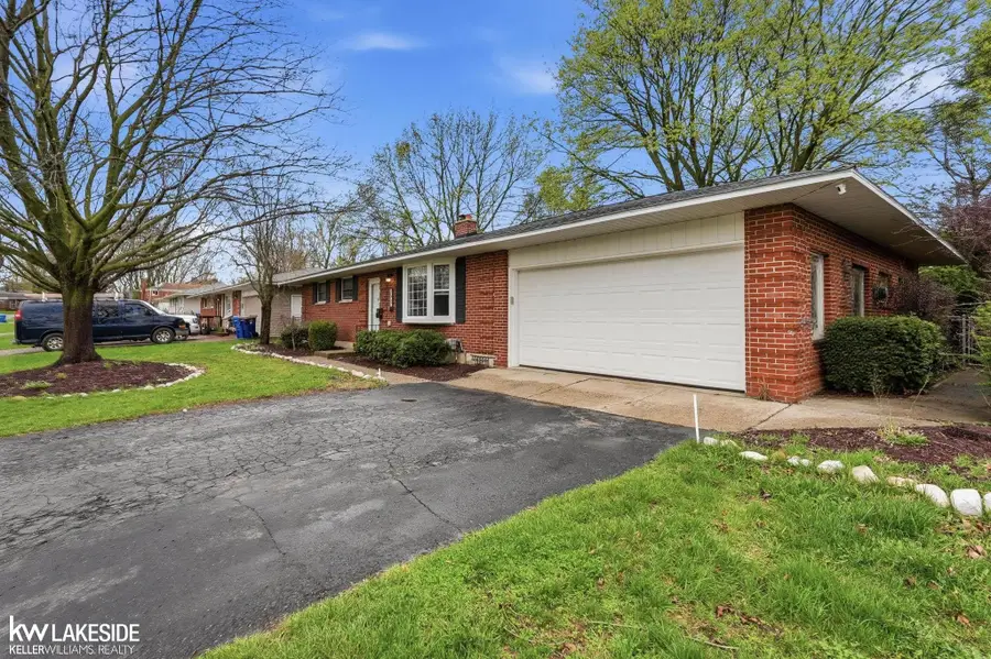 740 Robbinann DR, Waterford, MI 48328 - #2