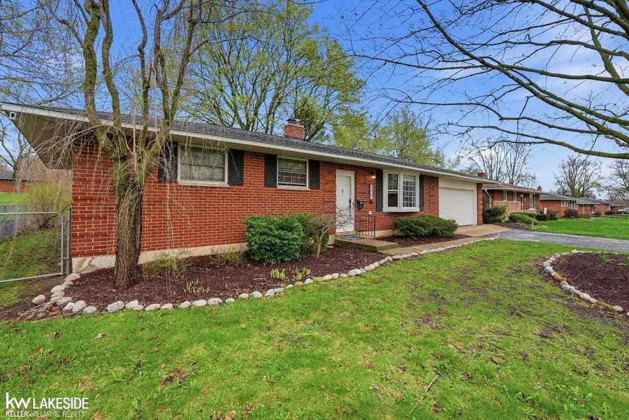 740 Robbinann DR, Waterford, MI 48328 - #3