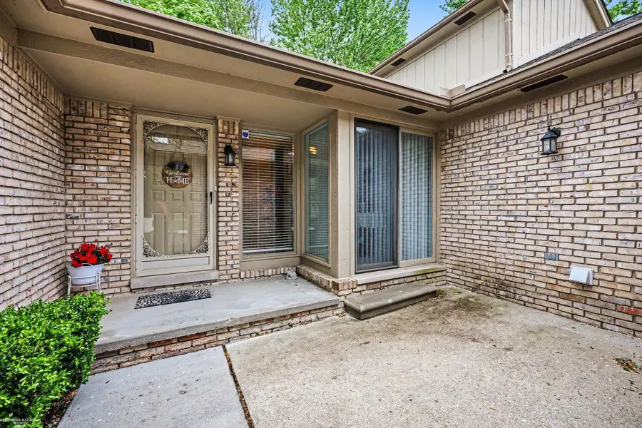 43054 W Kirkwood DR, Clinton, MI 48038 - #2