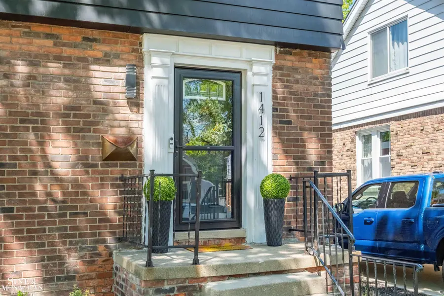 1412 Brys DR, Grosse Pointe Woods, MI 48236 - #2