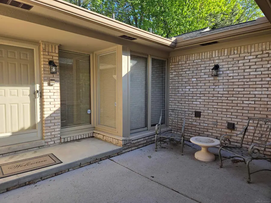 43064 W Kirkwood DR, Clinton, MI 48038 - #2