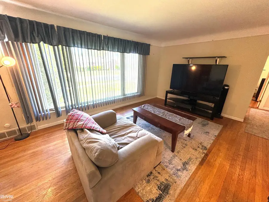 8430 Darlene ST, Warren, MI 48093 - #2