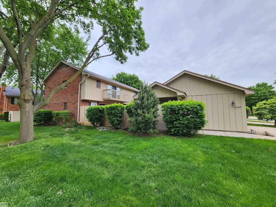 42545 Eldon AVE, Clinton Township, MI 48038 - #2