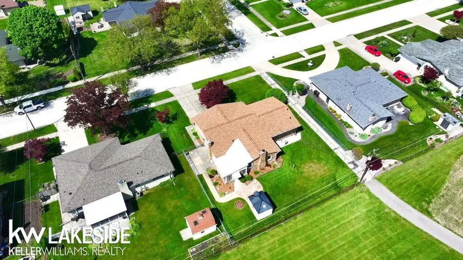 11240 Village DR, Sterling Heights, MI 48312 - #2