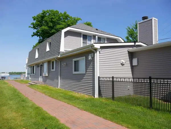 1704 Cass Lake Front RD, KeegoHarbor, MI 48320