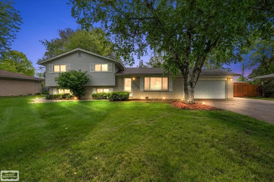 53656 Lynnham LN, Shelby, MI 48316 - #2