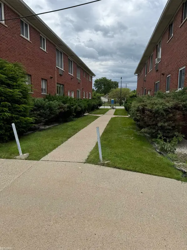 15229 E 9 Mile RD, EastDetroit, MI 48021