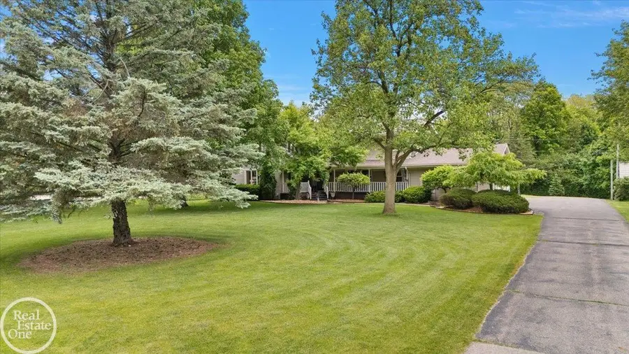 88 Aspinwall DR, Troy, MI 48098 - #2